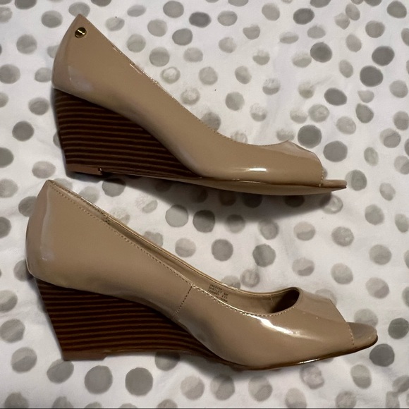 NWT Calvin Klein Shelley Patent Leather Nude Peep Toe Wedge Heels Size 6 - Picture 5 of 11